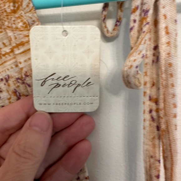 Free People smocked elastic v-neck blouse. NWT’s size medium - Picture 7 of 8